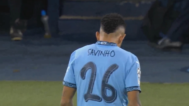 调整！曼城半场0-1落后，下半场萨维尼奥换下京多安