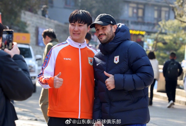 山东泰山队今日进行赛季前例行登泰山合影活动，为新赛季加油